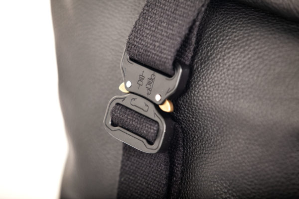 Roll-Top-Rucksack aus schwarzem Leder – Cinzia Rossi