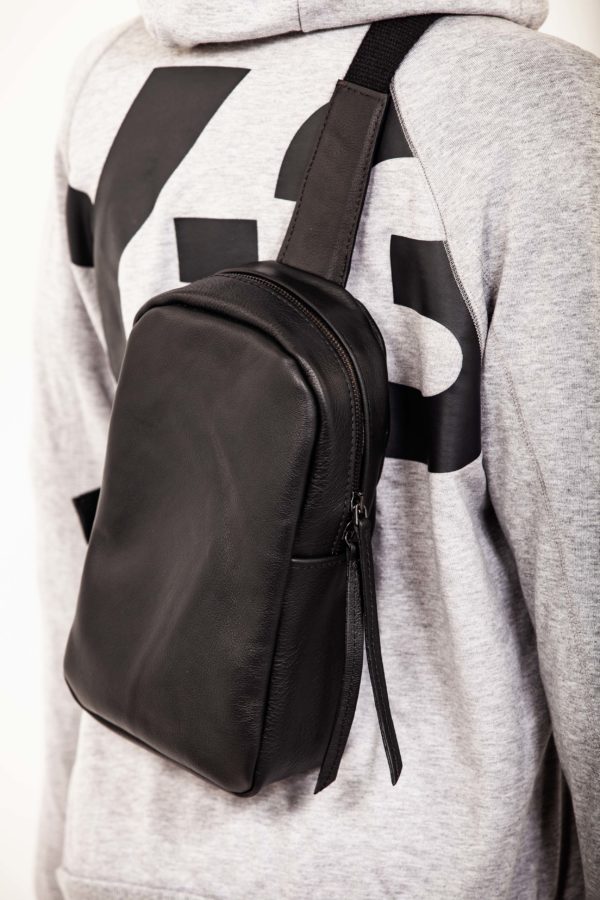 Black one shoulder leather sling chest bag - Cinzia Rossi