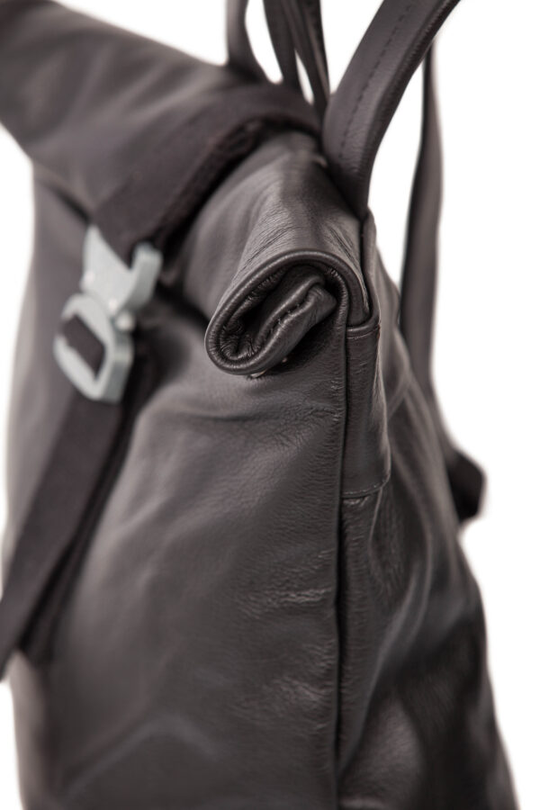 Roll-Top-Rucksack aus schwarzem Leder mit stahlfarbener Schnalle - Cinzia Rossi
