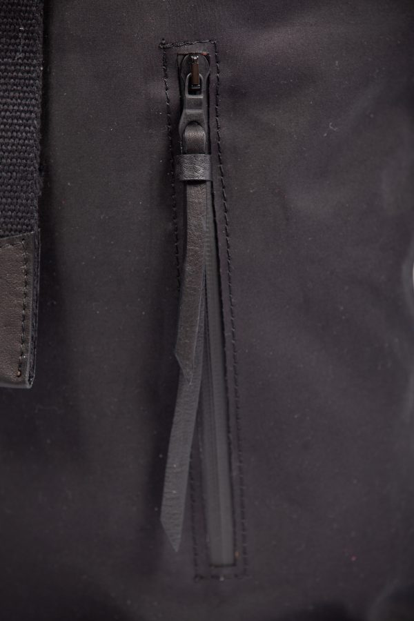 Sac à dos roll-top en tissu technique noir - Cinzia Rossi
